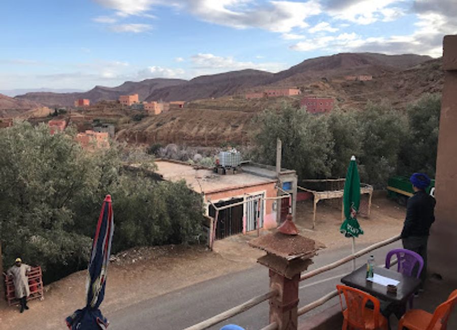 Discover Café Achaf: A must-visit restaurant in Boumalne Dades offering authentic Moroccan flavors amidst breathtaking scenery.