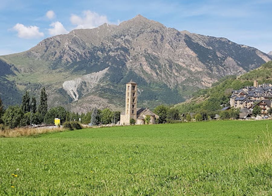 Experience authentic Catalonian cuisine at Restaurant El Fai in Taüll – where tradition meets stunning mountain views.