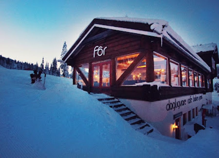 Experience authentic Norwegian cuisine at Fôr Restaurant in Fåvang – where local flavors meet breathtaking views.
