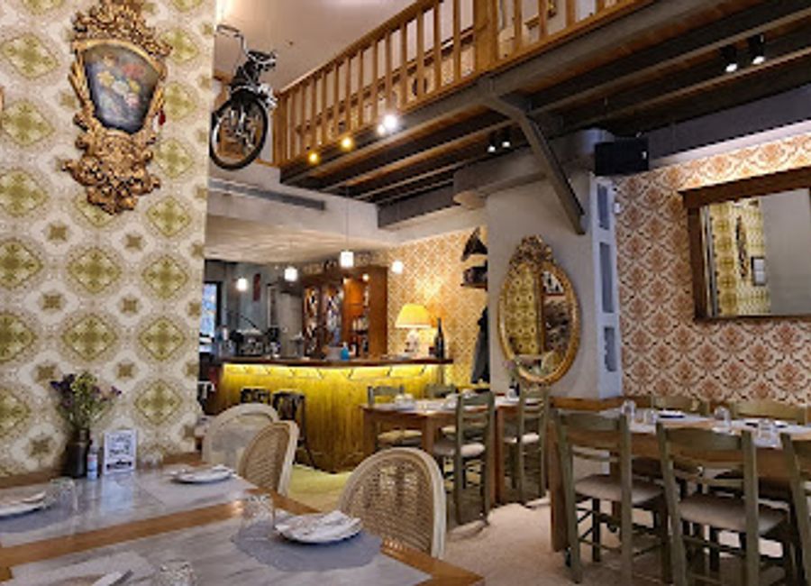 Discover Kiouzin in Athens – where traditional Greek cuisine meets modern creativity in an inviting atmosphere.