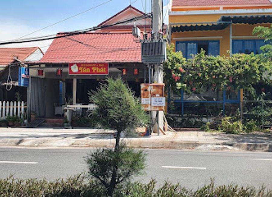 Experience the flavors of Vietnam at Tan Phat Restaurant in Hoi An – where tradition meets taste in a cozy setting.
