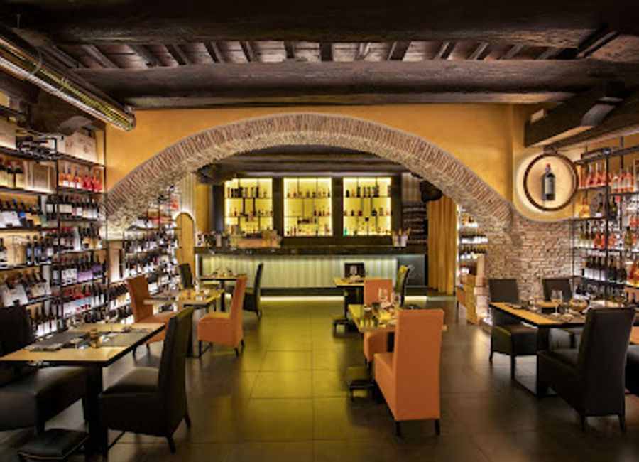 Discover authentic Italian flavors at Ristorante Ad hoc in Rome - where every meal is a celebration of Italy's rich culinary tradition.