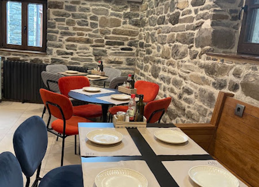 Discover exquisite grilled dishes at Restaurante Atalaya Torla, where local flavors meet stunning Pyrenean landscapes for an unforgettable dining experience.