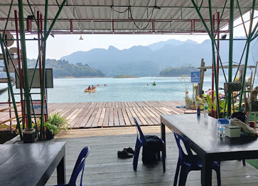 Discover authentic Thai flavors at the stunning Floating Restaurant in Surat Thani – a must-visit destination for food lovers and adventurers alike.