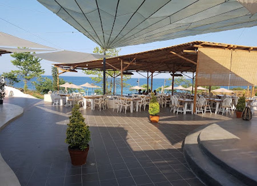 Experience exquisite Mediterranean cuisine with breathtaking sea views at Veranda Seaside in Plaka, Greece.
