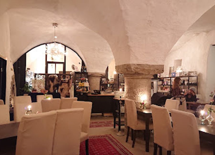 Experience exquisite dining at Volare Vinbar in Visby – where local flavors meet fine wines in an enchanting atmosphere.