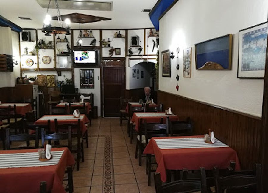Experience authentic Greek cuisine at To Pazari in Litochoro - where local flavors meet warm hospitality.