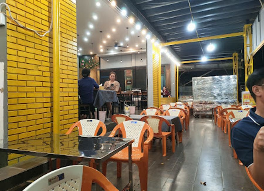 Savor the freshest seafood dishes at Hải sản Biển Đông in Buôn Ma Thuột, where vibrant flavors meet authentic Vietnamese hospitality.