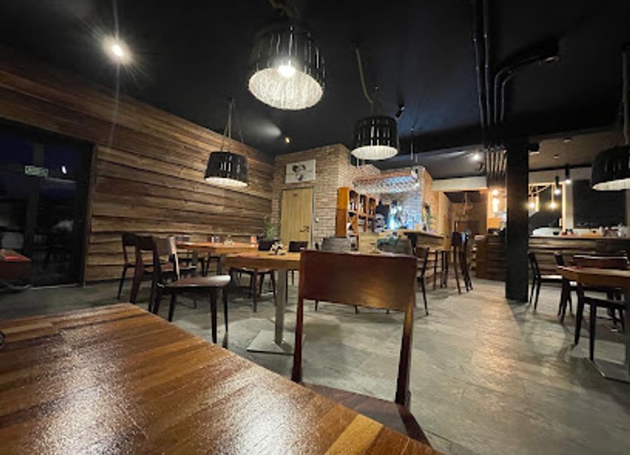 Discover delightful pizzas and authentic Polish dishes at Restauracja & Pizzeria „Piękny Most” in scenic Sząbruk.