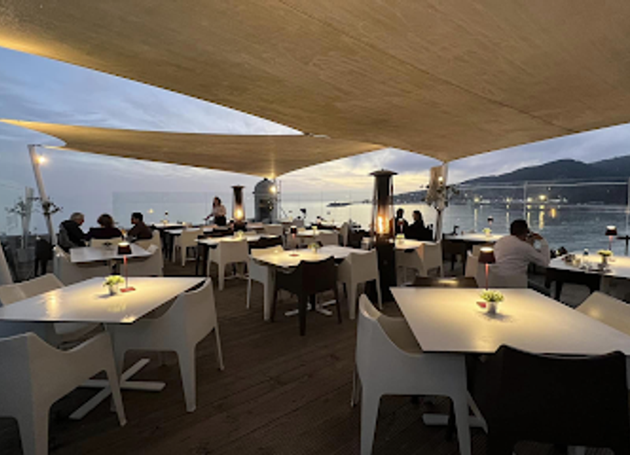 Discover history at Forte de Santiago de Sesimbra – a stunning fortress with breathtaking views and delicious Portuguese cuisine.