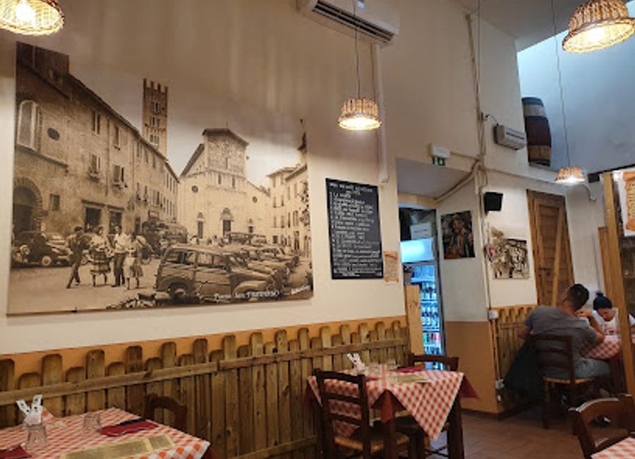 Experience authentic Italian cuisine at La Bottega di Anna e Leo in Lucca - where tradition meets flavor in every dish.