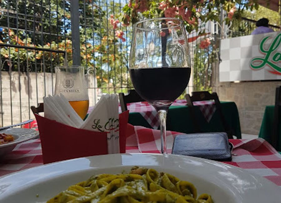 Savor authentic Italian flavors at Ristorante La Cucina in Salvador's Nazaré neighborhood – where every dish tells a story.