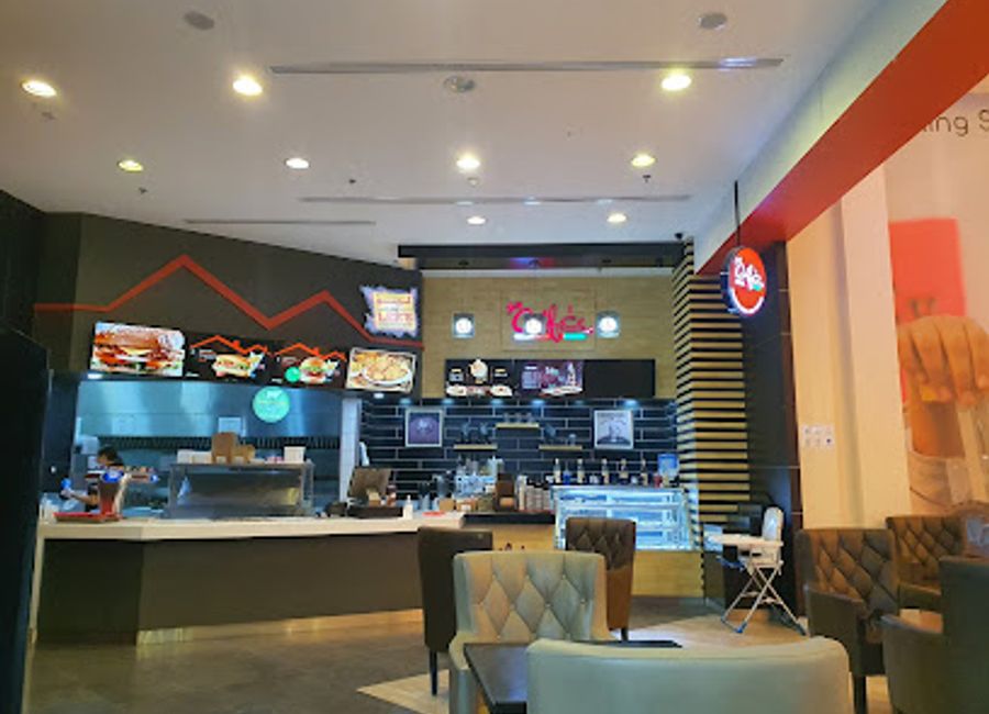 Discover the vibrant tastes of Omani cuisine at Chili House Grand Mall in Nizwa, where every meal is a celebration of flavor.