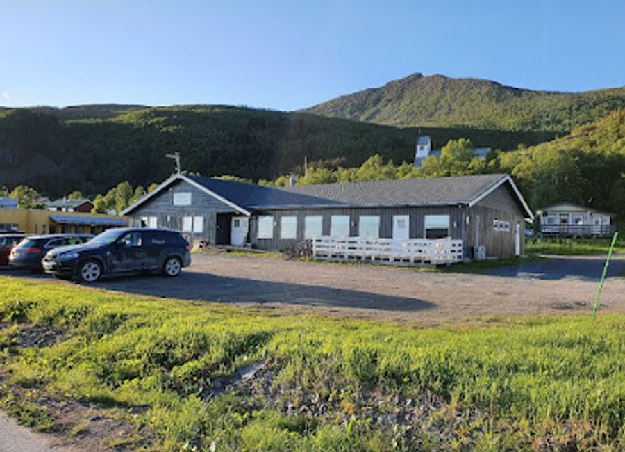 Experience the perfect blend of comfort and adventure at Skagi Senja Hotel & Lodge – your gateway to Norway's breathtaking landscapes.