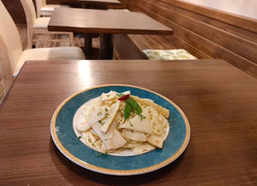 Discover Mugonka in Ishigaki: where authentic Italian cuisine meets island charm with delectable pizzas and inviting ambiance.