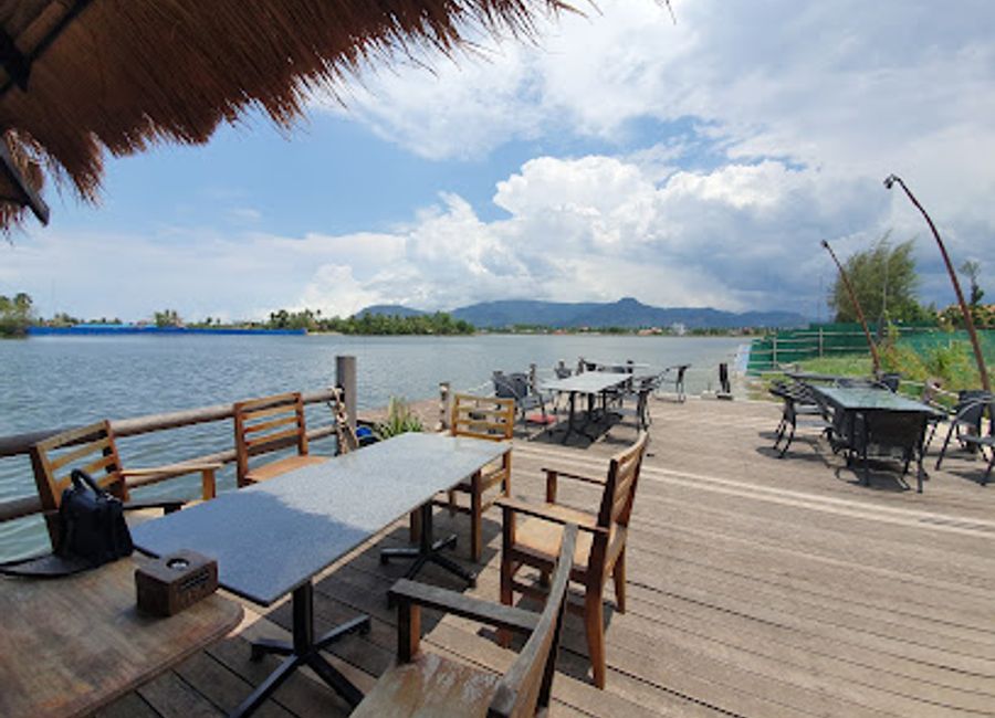 Experience delightful cuisine at Rusty Keyhole in Kampot, where local flavors meet international flair in a charming setting.