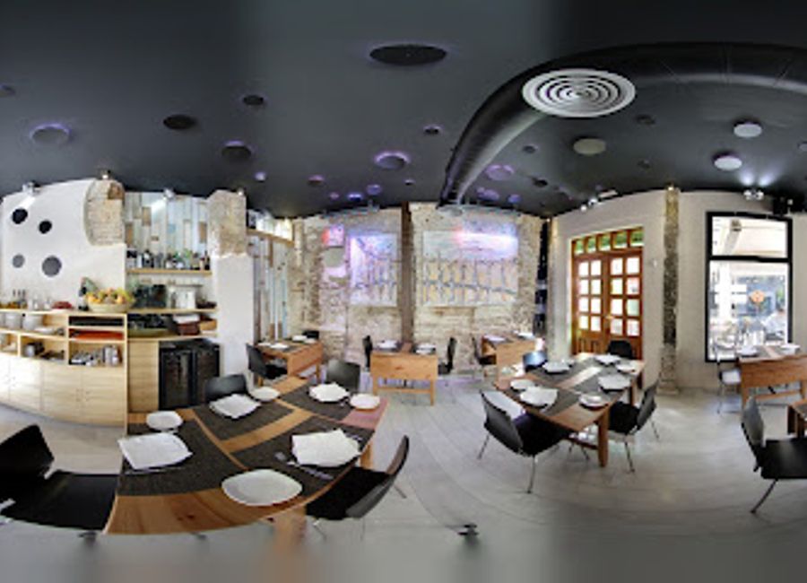 Experience authentic Spanish flavors at La Auténtica Carmela in Granada – where tradition meets modern Mediterranean cuisine.