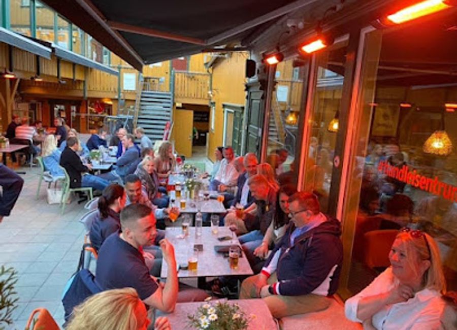 Experience exceptional dining at Nyt in Tromsø – where innovative cuisine meets vibrant cocktails in a cozy atmosphere.