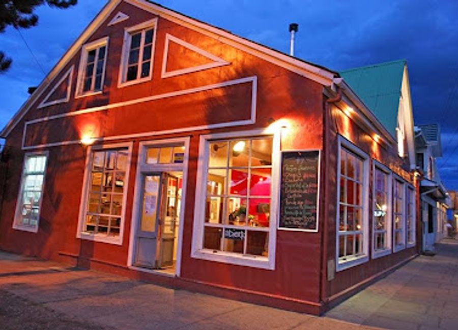 Discover the flavors of Italy at Mesita Grande in Puerto Natales—where unique pizzas meet local ingredients in a cozy atmosphere.