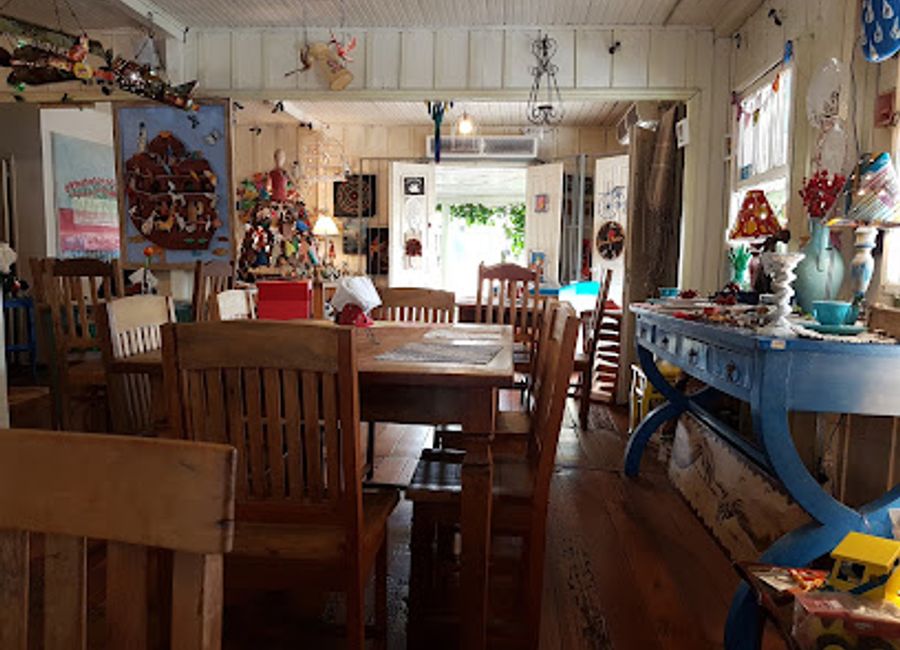 Discover Empório com Arte: A vibrant bistro in Foz do Iguaçu blending local cuisine with artistic flair.