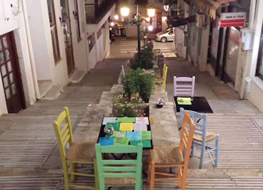 Experience delightful vegetarian cuisine at Delphinios Lounge in Delphi—where fresh ingredients meet vibrant flavors in a charming setting.