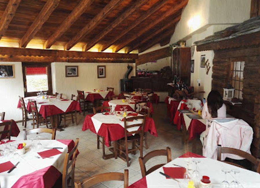 Experience authentic Italian flavors amidst the stunning scenery of Aosta Valley at Le Barmé de l'Ours.