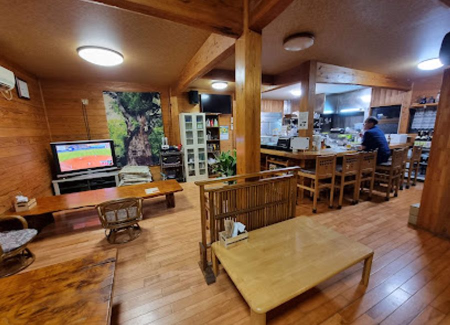 Discover the flavors of Japan at Hachiman in Yakushima - an authentic izakaya experience awaits with delicious dishes and local drinks.