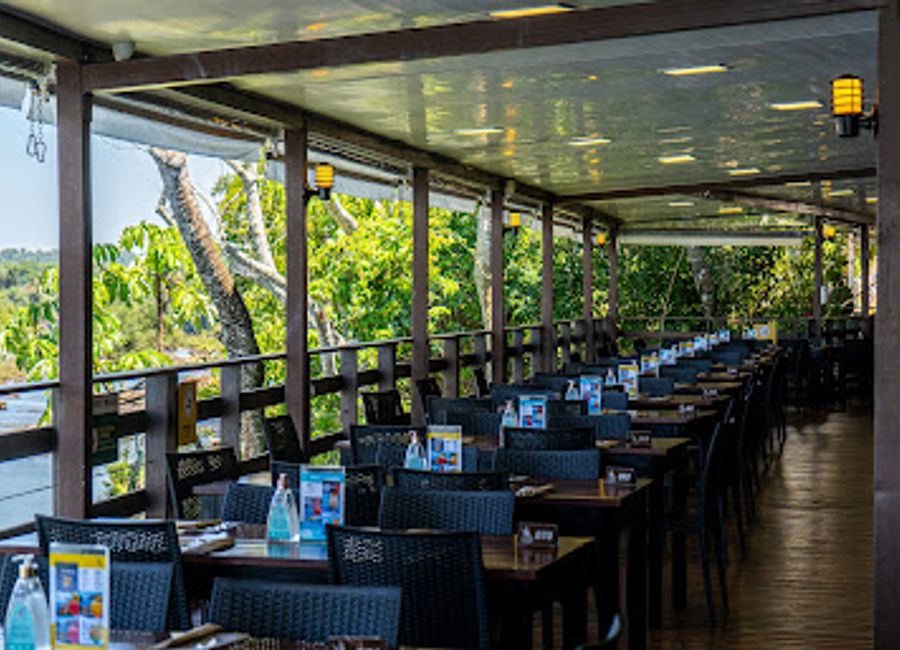 Experience authentic Brazilian flavors at Restaurante Porto Canoas near Iguaçu Falls – a must-visit buffet destination for every traveler.