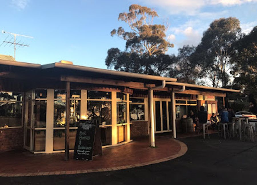 Discover Iluka Tavern in Coles Bay - A perfect blend of Australian cuisine and breathtaking coastal views await you.
