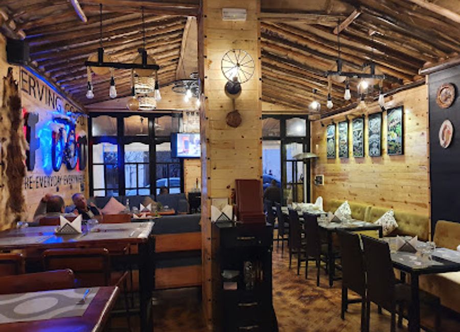 Discover the best pizza in Fes at Restaurant La Cabane, where authentic flavors meet warm hospitality in a cozy atmosphere.