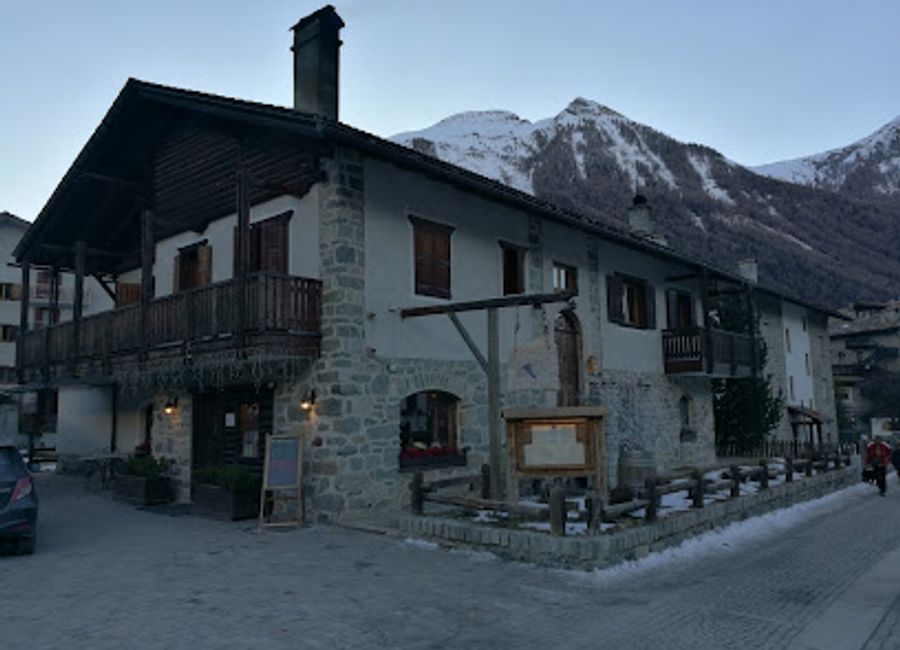 Discover authentic Aosta Valley flavors at Brasserie Les Pertzes – where local cuisine meets warm hospitality in Cogne.