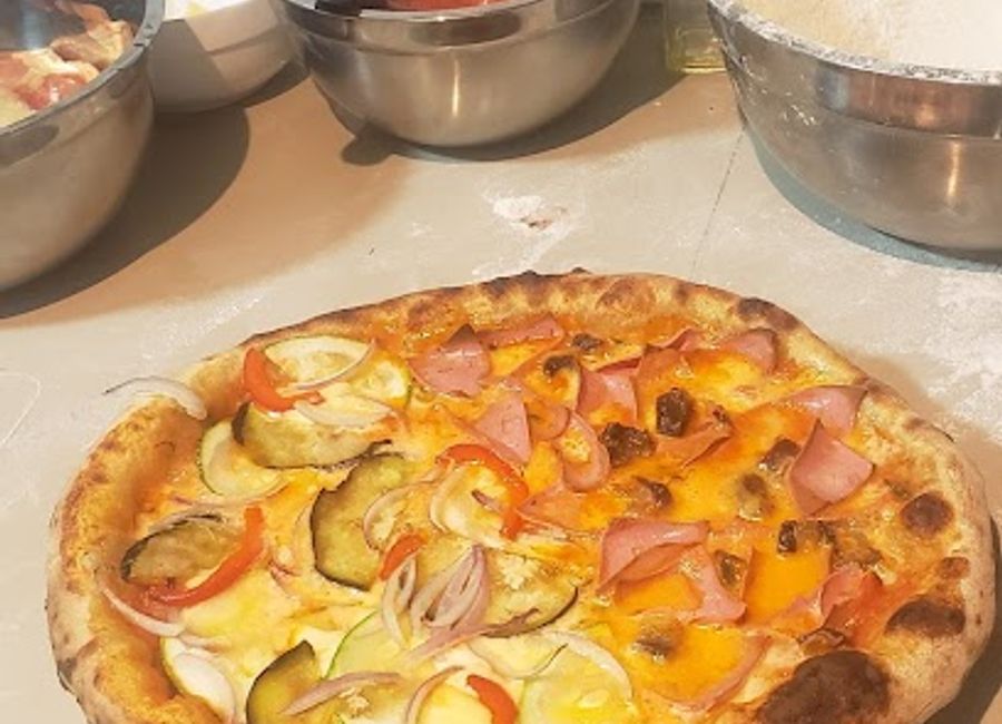 Experience the best pizza in Huaraz at Pizzeria Alpamayo, where authentic flavors meet breathtaking mountain views.