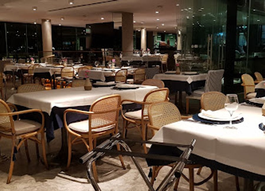 Experience fine dining at Restaurante Veleiro in Salvador, where exquisite flavors meet stunning views for an unforgettable culinary adventure.
