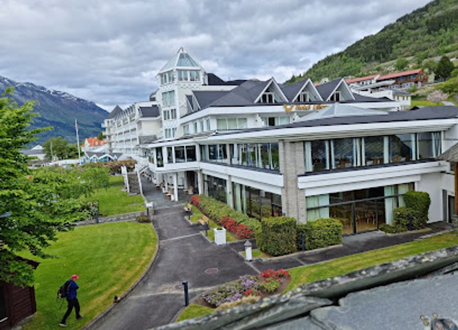 Experience authentic Norwegian flavors at KOMPAEN - Bistro og Deli in Lofthus, where every meal is crafted with care and local ingredients.