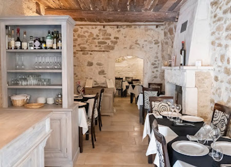 Experience exquisite French and Mediterranean cuisine at Restaurant Les Saveurs Gourmandes in Ménerbes - where every dish tells a story.
