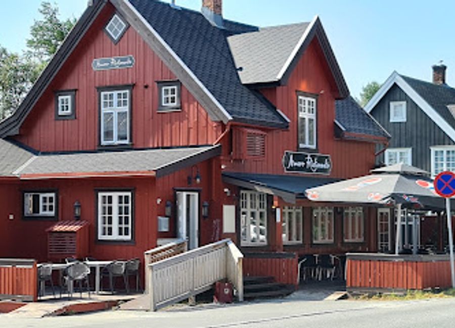 Discover the taste of authentic Italian pizza at Bari Restaurant Røros - where every bite tells a delicious story.