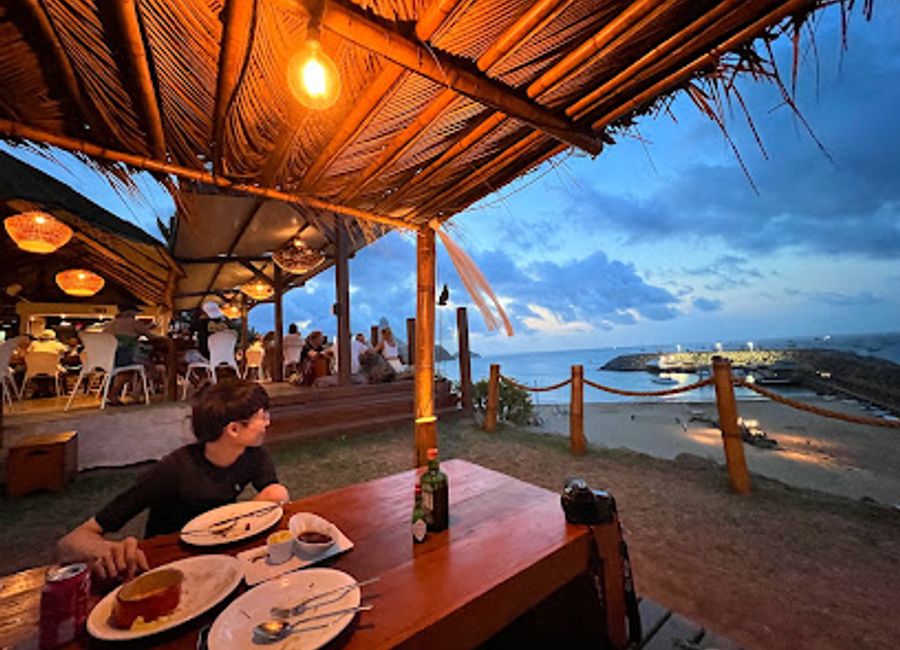 Experience exquisite seafood dining with breathtaking views at Mergulhão Noronha in Fernando de Noronha.