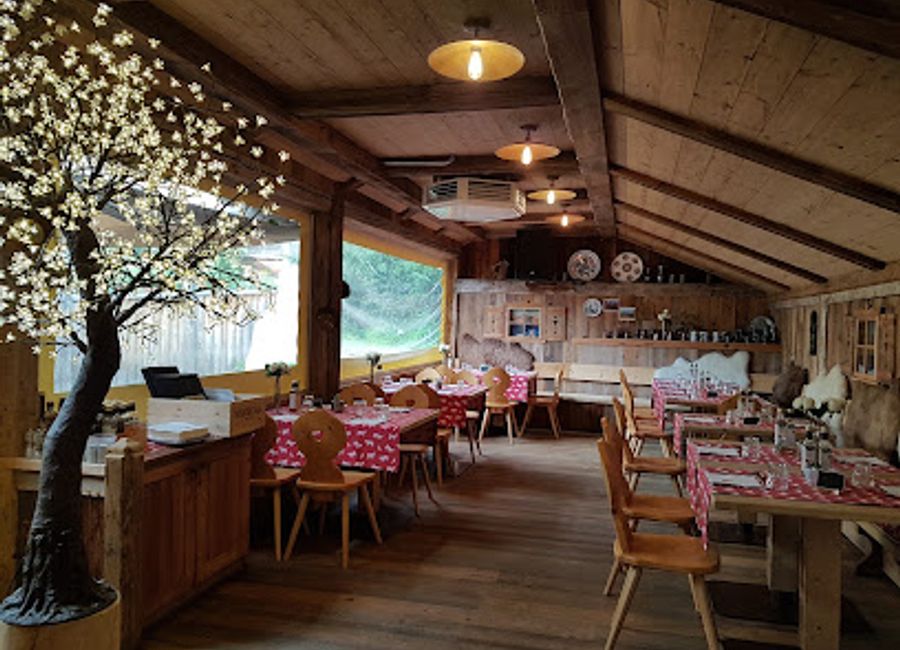 Discover exquisite flavors at La Sieia - Fine Dining Restaurant Pizzeria Lounge Bar in San Cassiano, South Tyrol.