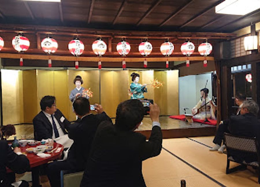 Experience the elegance of traditional Japanese dining at Kagetsu, where exquisite flavors meet cultural heritage in the heart of Nagasaki.