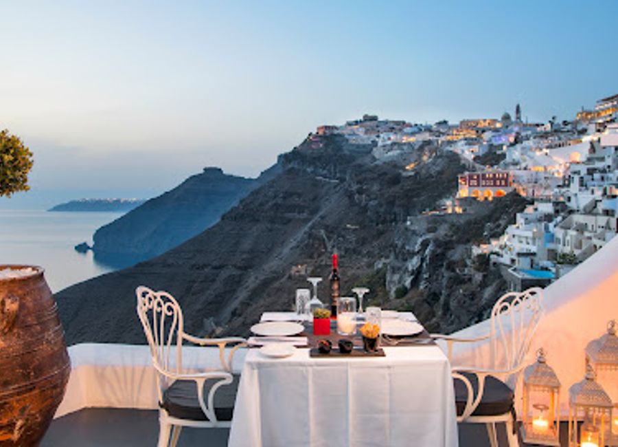 Discover unforgettable dining at Esperisma Bar-Restaurant in Fira with exquisite Greek cuisine and breathtaking caldera views.