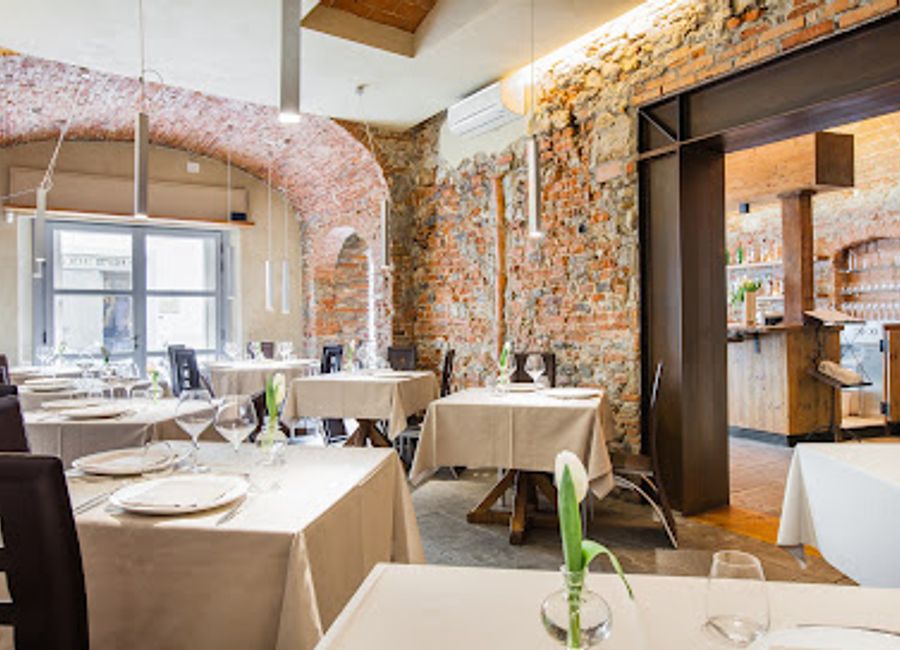 Experience authentic Italian flavors at Osteria dell'Enoteca in Florence, where exquisite steaks and fine wines await every discerning palate.