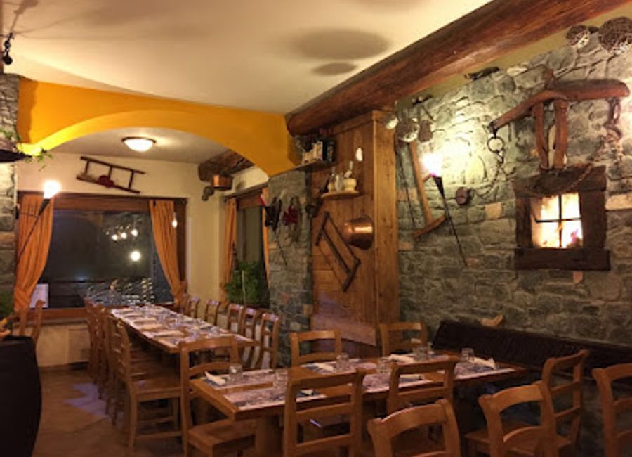 Discover authentic Italian flavors at Break House in Aosta - home to delicious pizzas and fresh seafood in a cozy atmosphere.