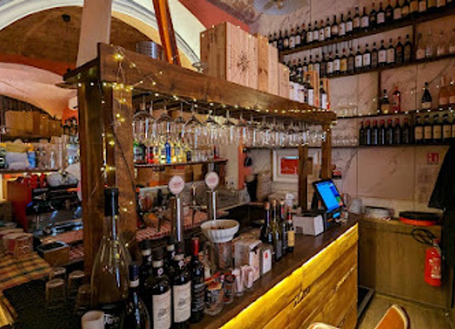 Discover the authentic flavors of Tuscany at Osteria da Caterina in Florence – where traditional Italian cuisine meets warm hospitality.