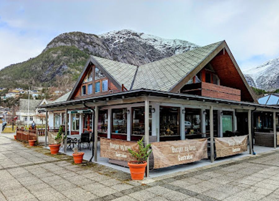 Discover Burger og brus: A must-visit gastropub in Eidfjord known for gourmet burgers and a cozy atmosphere amidst stunning Norwegian scenery.