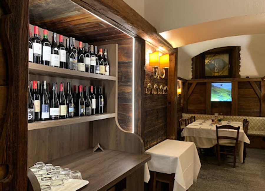 Experience authentic Italian cuisine at Green Tower in Trento – home of delicious pizzas and warm hospitality.