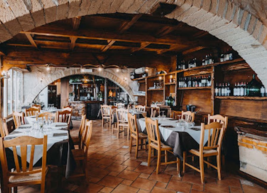 Experience authentic Italian cuisine at Hostaria Acquolina in Amalfi, renowned for its delicious pizzas and premium steaks amidst stunning coastal views.