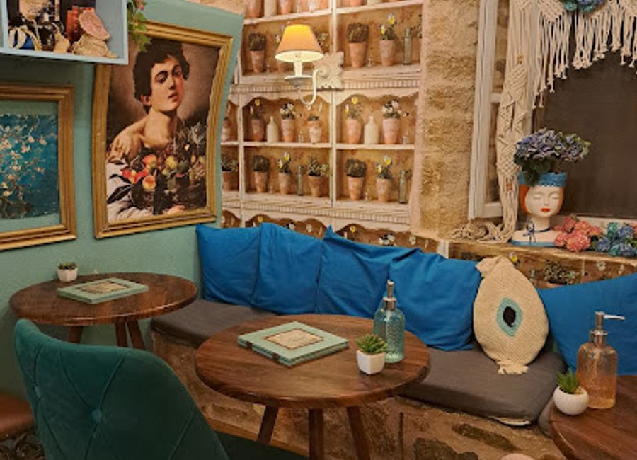 Experience the best crêpes and homemade ice creams at Peinakothḗkē in Monemvasia – where flavor meets tradition in every bite.