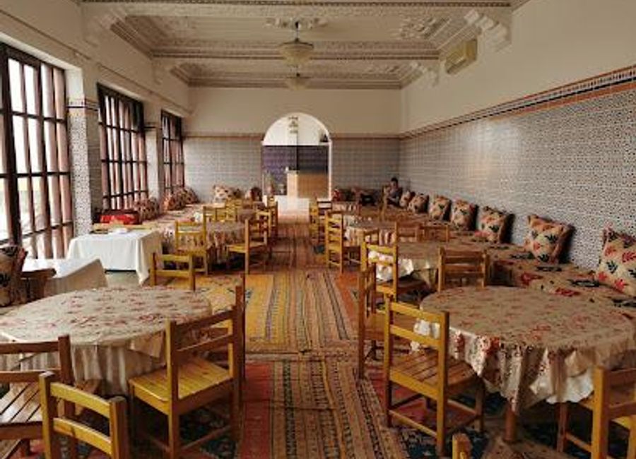 Experience exquisite Moroccan cuisine at Restaurant Kasbah Tiout amidst stunning natural beauty.