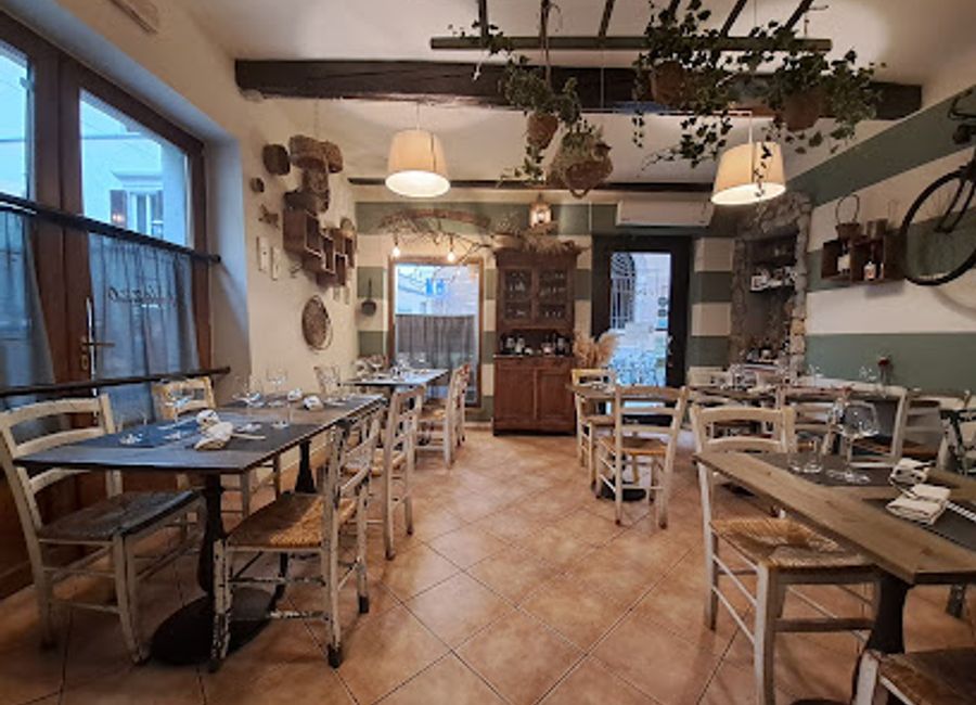 Discover authentic Tuscan flavors at Il Vezzo, Florence's beloved Italian restaurant offering a delightful dining experience.