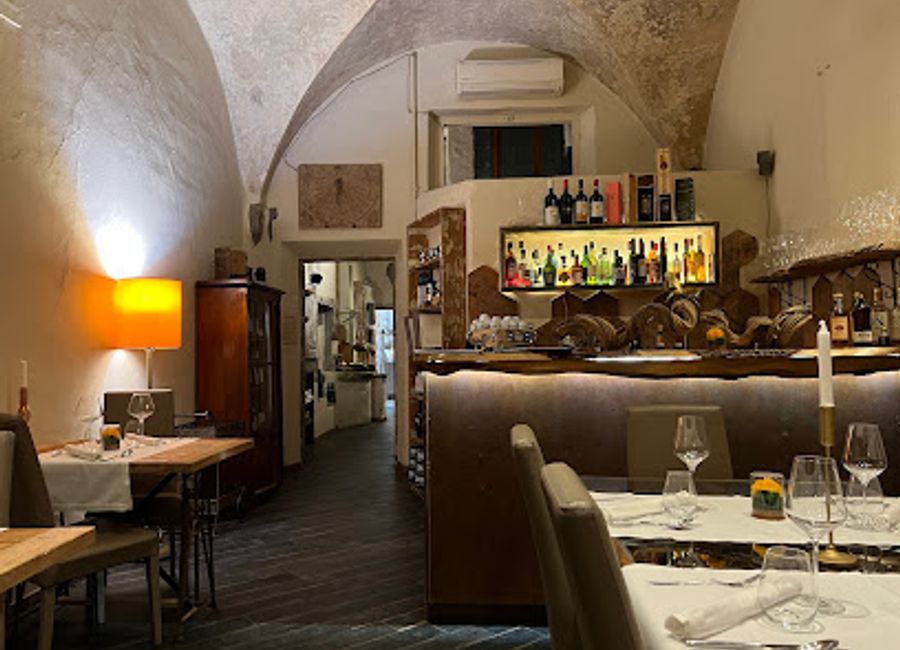 Discover Cuculia in Florence: A delightful fusion of exquisite cuisine and literary treasures awaits you.
